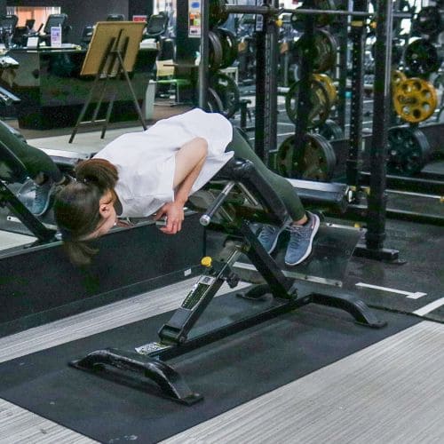 バックエクステンション」の効果は？マシンやベンチのでの正しいやり方