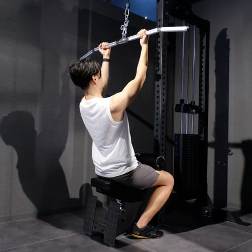 ラットプルダウン」のやり方・フォームや重量は？アタッチメント別の