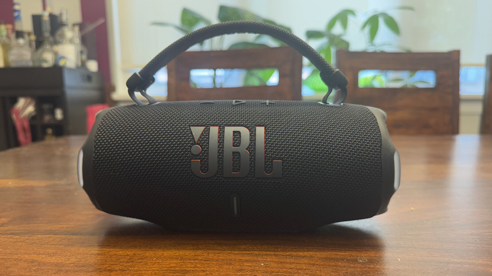 jbl-charge-6-on-table-front-