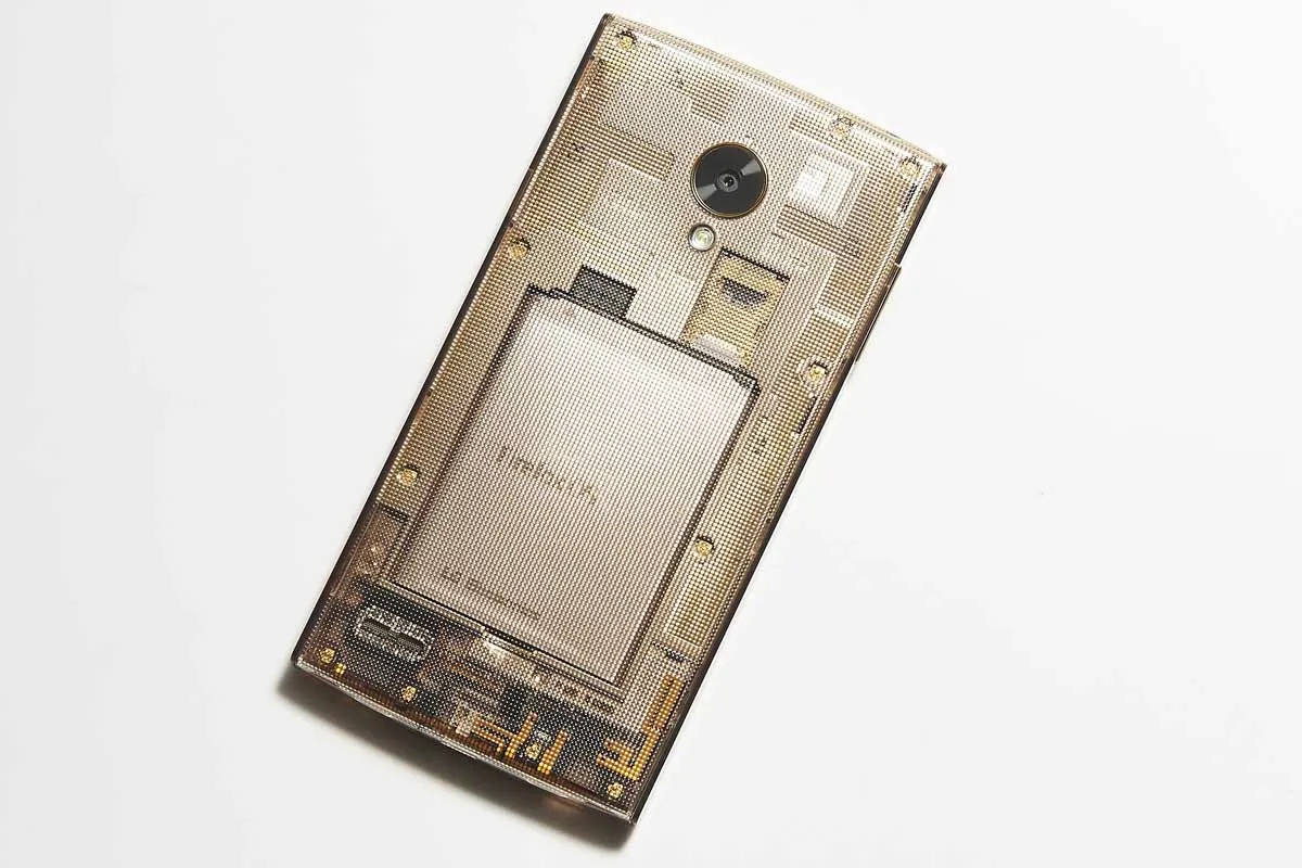 Firefox OSスマホ「Fx0」は“縛り”を打ち破る端末だった：レヴュー