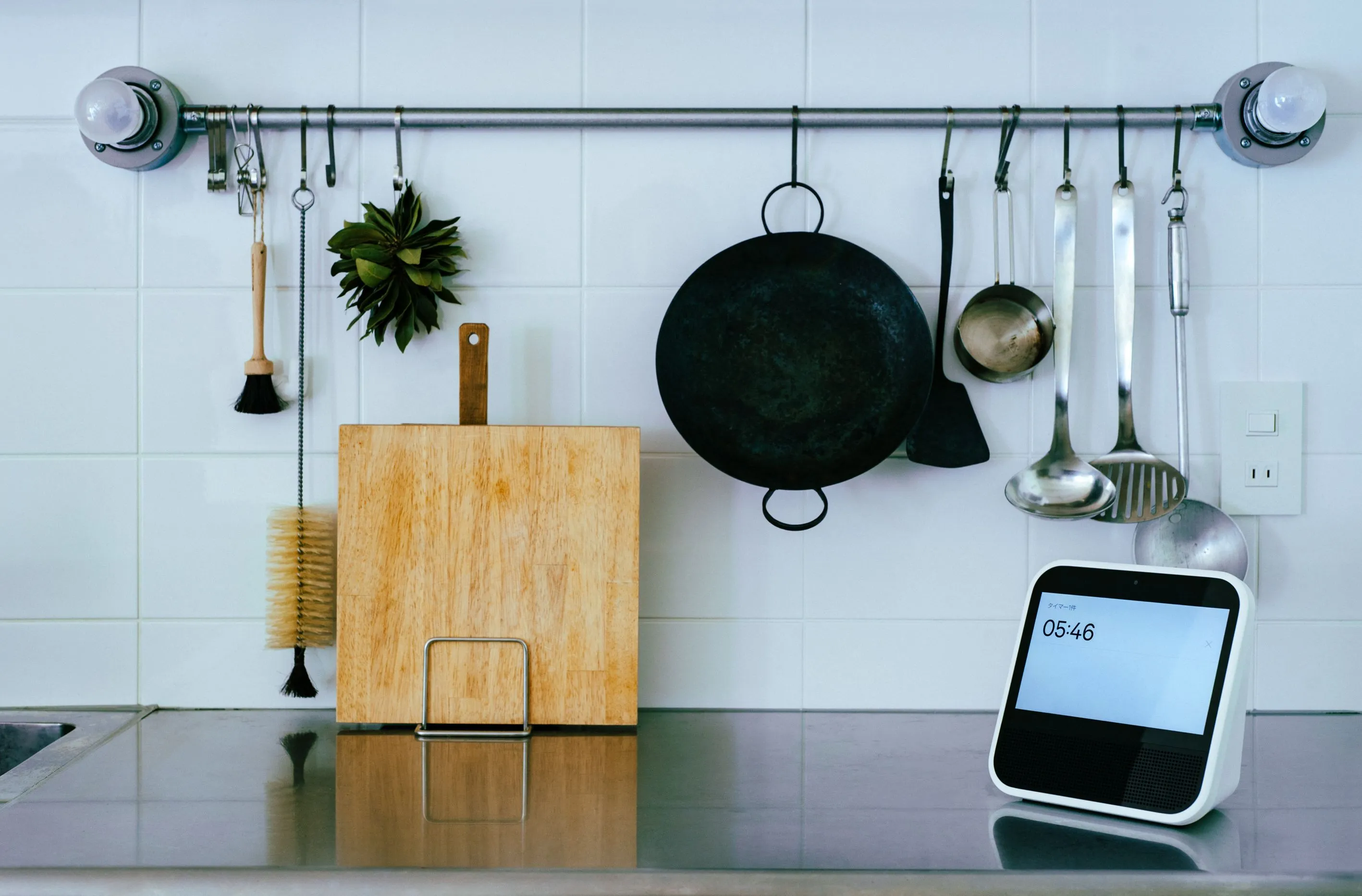 テレビも照明も「おはよう」だけで：スマートに暮らすためにClova Desk