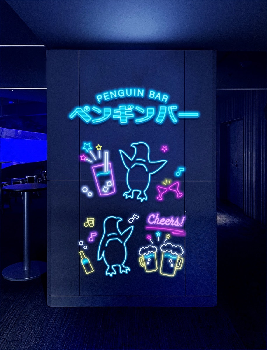 幻想的。ネオンサインのクラゲや花火でレトロな世界観に包まれる「夏の