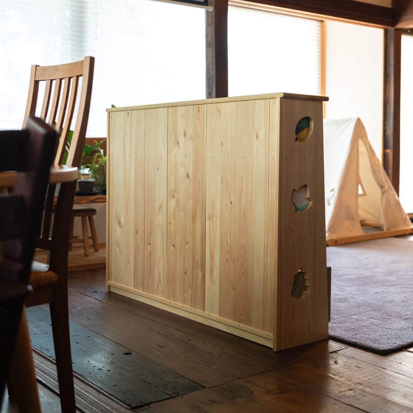 300冊収納できる国産ヒノキの大容量絵本棚｜スリムでお部屋になじむ