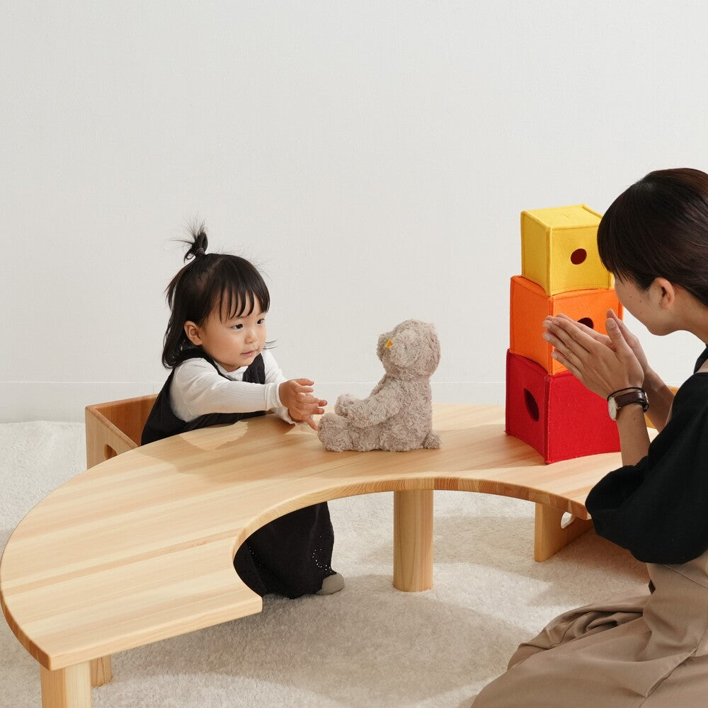 保育家具の定番！ドーナツ型半割テーブル – なかよしライブラリー