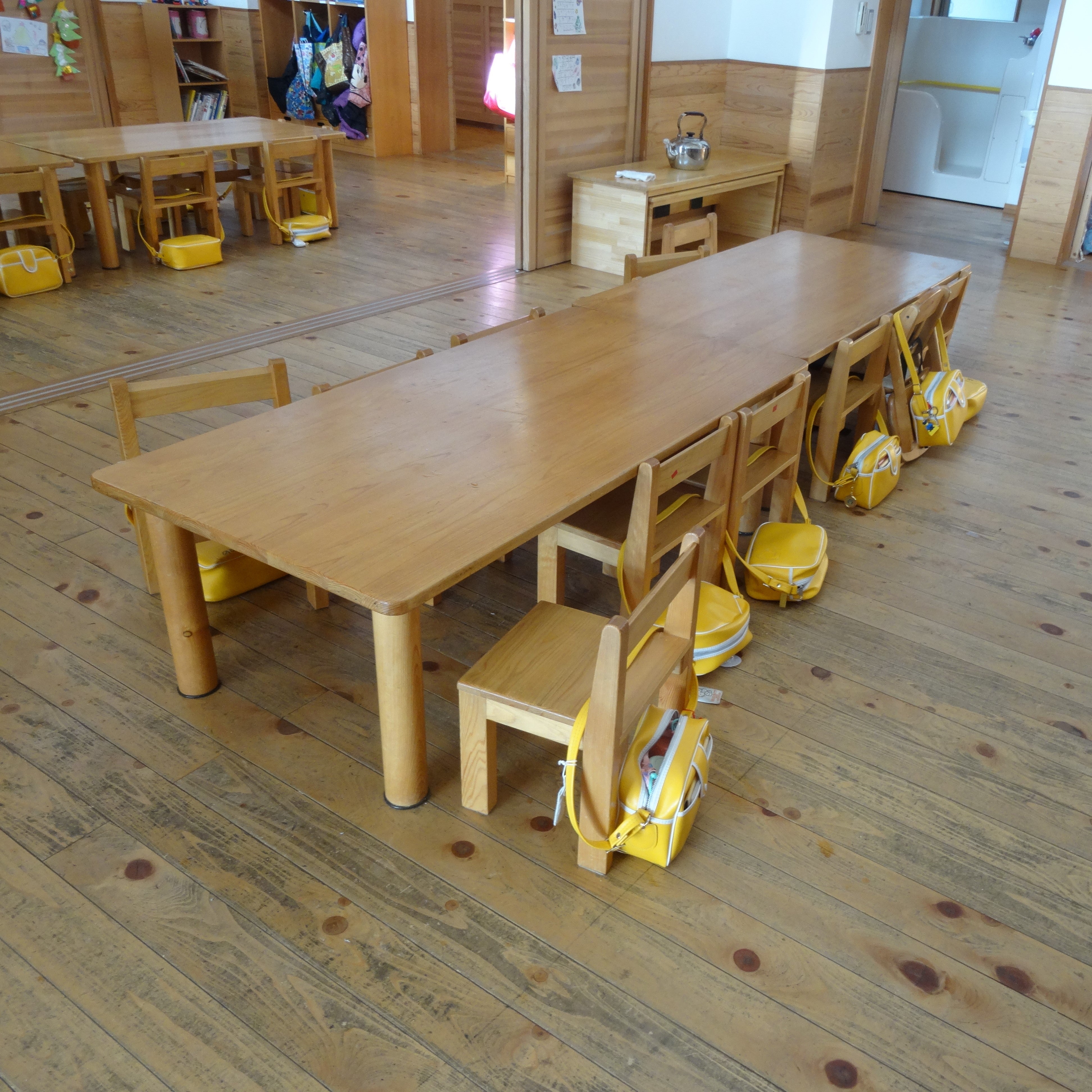 食事にお絵かきに便利な長方形テーブル – なかよしライブラリー