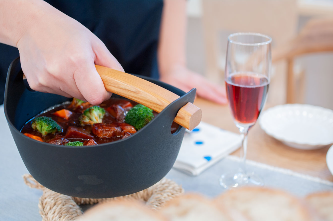 釜定の洋鍋】あつあつをそのまま食卓へ、南部鉄器のある暮らし