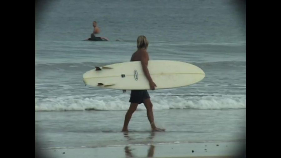 強烈なフィンデザイン「Twonzer」：アレックス・ノストのフリーサーフ