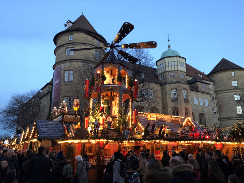 おもちゃの村で作られる「クリスマスピラミッド」 | 世界を旅して