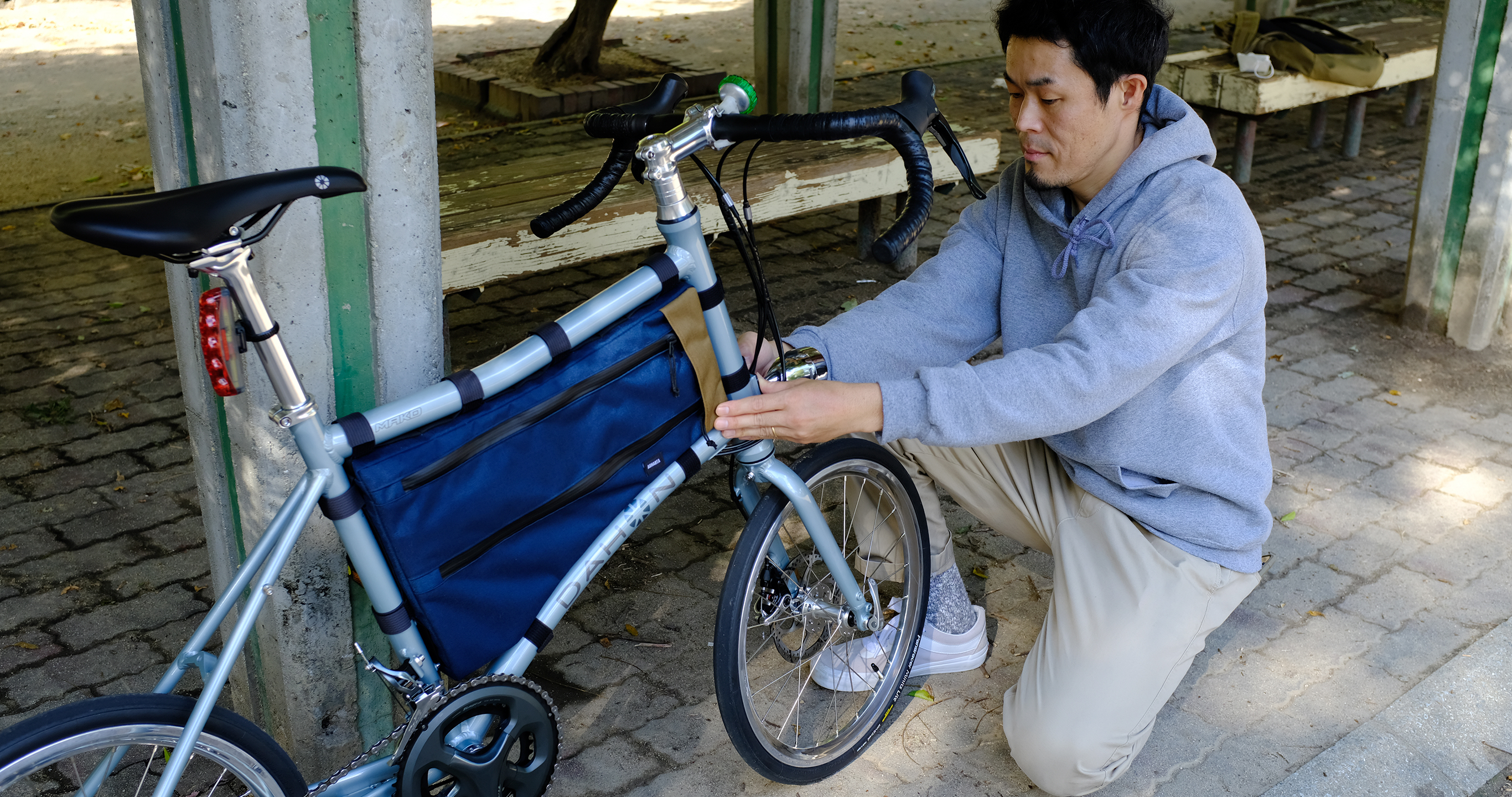 ハンドメイドだからこその自由なスタイル AGHARTAのバッグ作り|自転車