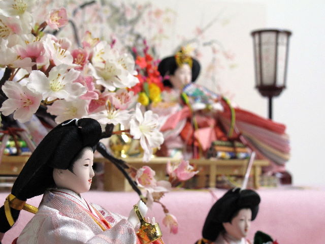 しゃれた明るいピンクの雛人形をかわいい二段五人飾りにしましたが安い