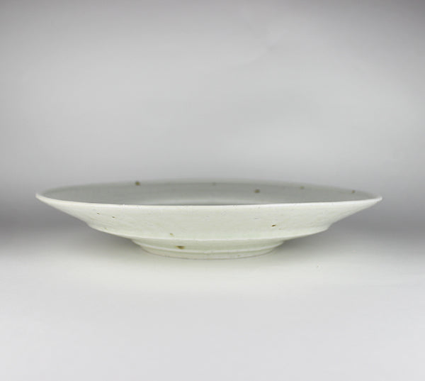 岡晋吾 作 白沙瓷高台七寸皿1 – ギャラリー一番館オンラインショップ