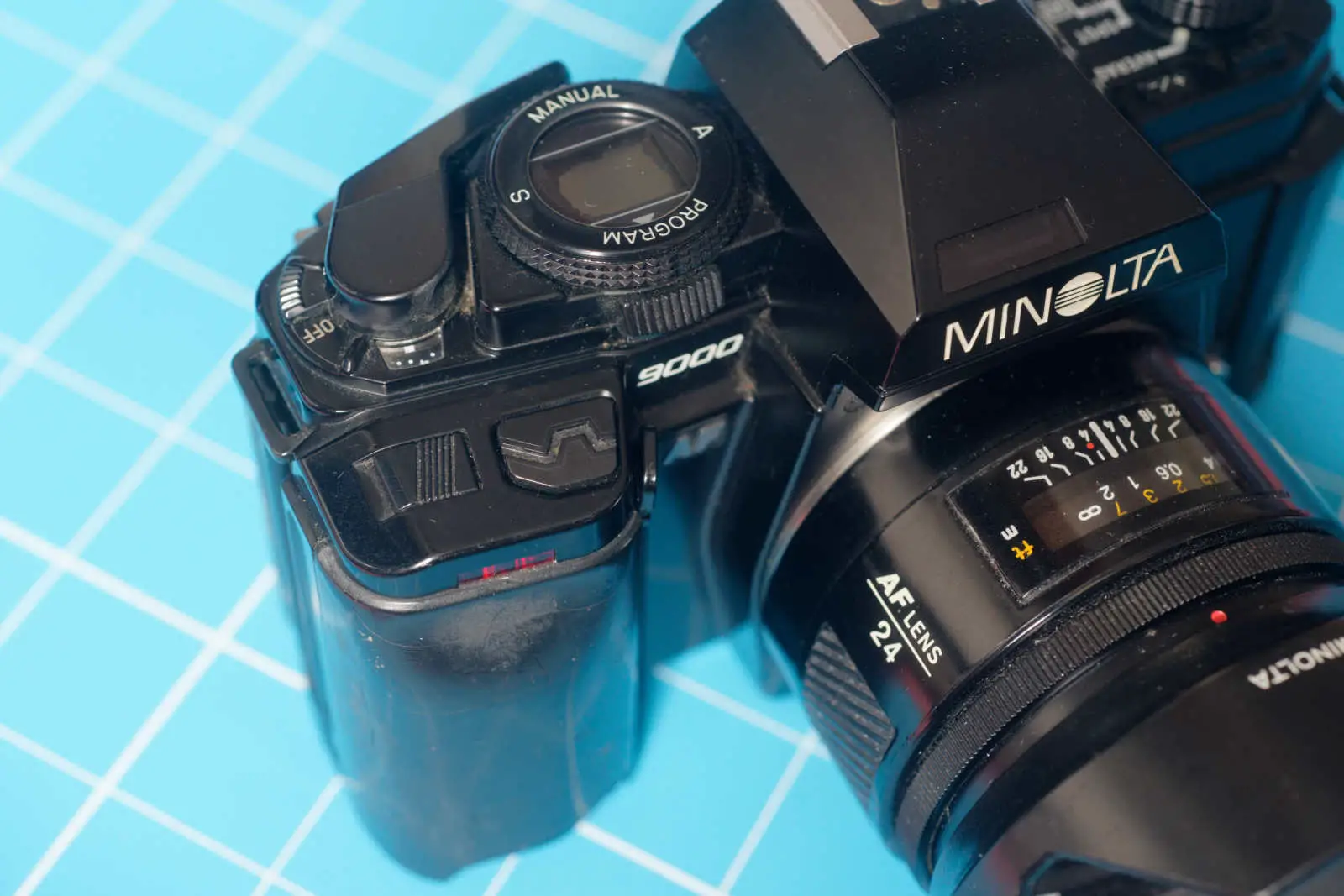 Minolta 9000 - The First Professional Autofocus Camera. Let it