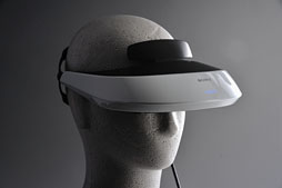 ソニーの開発者に聞く，ヘッドマウントディスプレイ「HMZ-T2」。第1