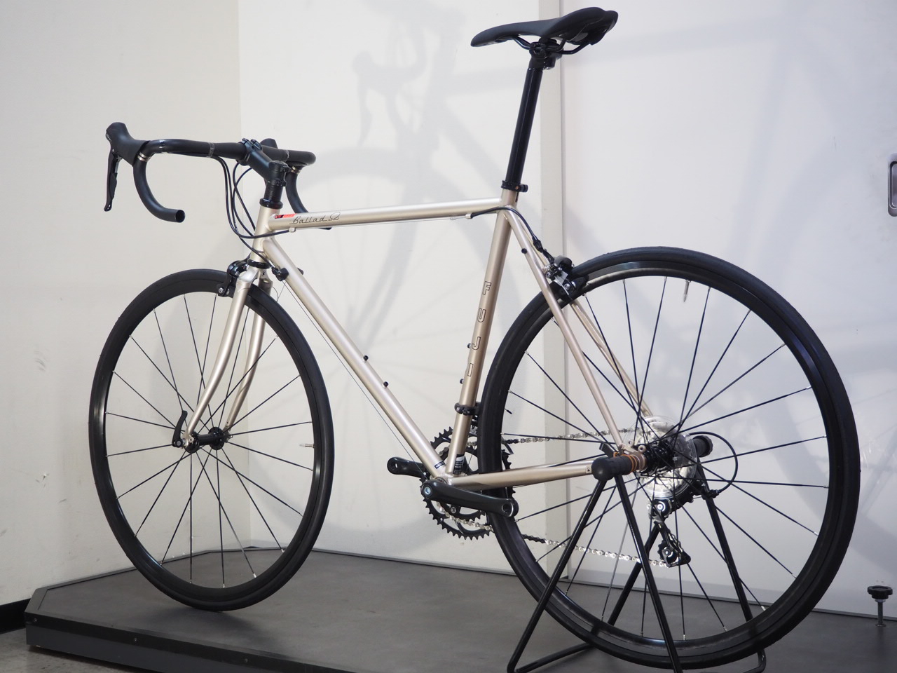 FUJI(フジ) BALLAD Ω(バラッドオメガ) SORA完成車 2023 | サイクル