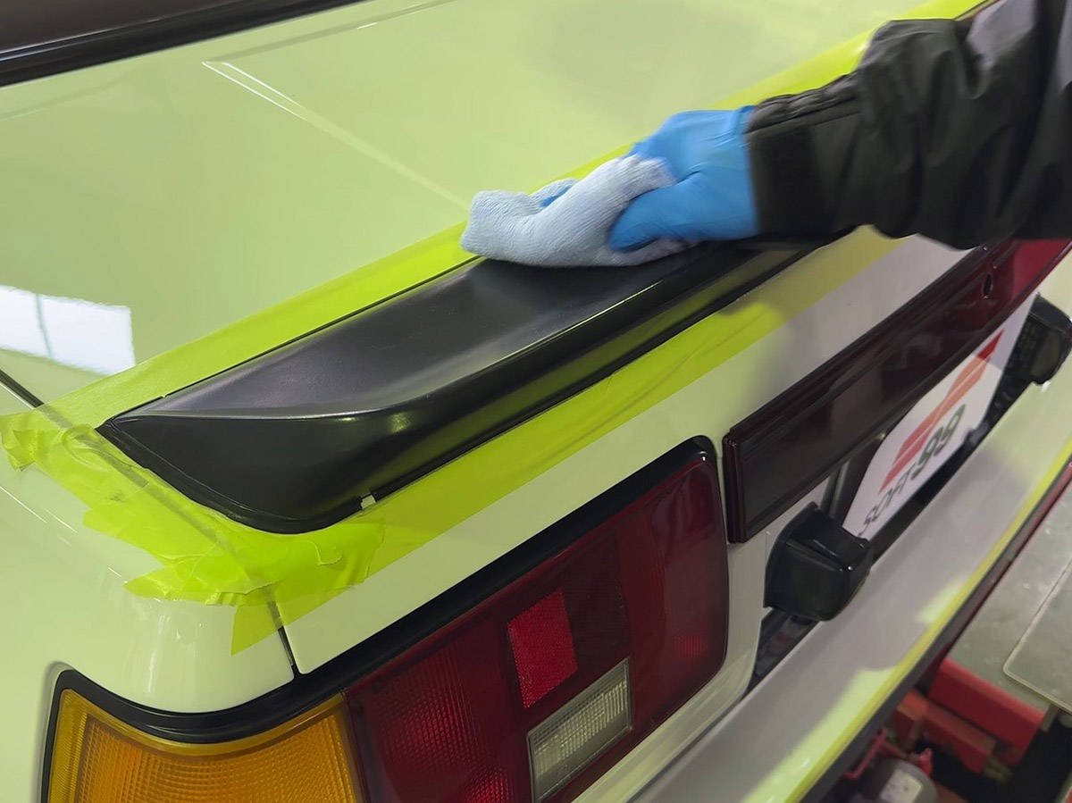 未塗装樹脂パーツの艶復活とステッカーの貼付｜AE86 1984 再生