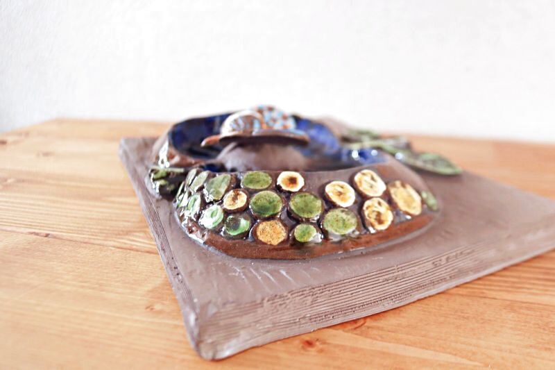 Jie Gantofta /ジイ・ガントフタ リンゴと蝶 陶板 北欧雑貨と北欧食器