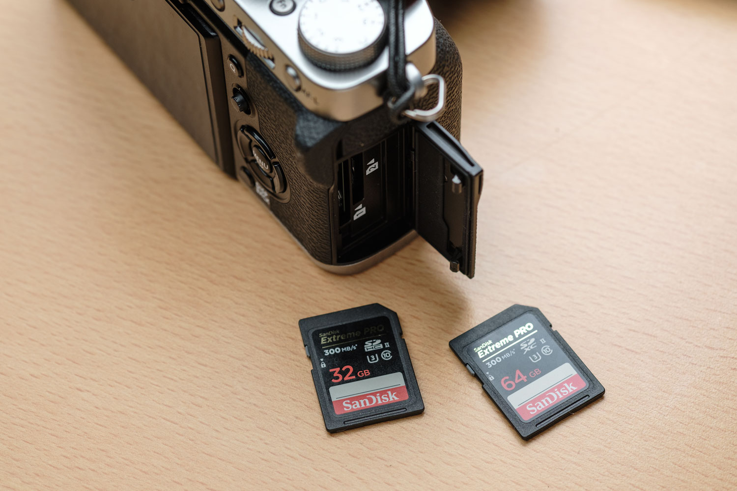 FUJIFILM X-T3と一緒に使いたいアクセサリー！SDカードやストラップ