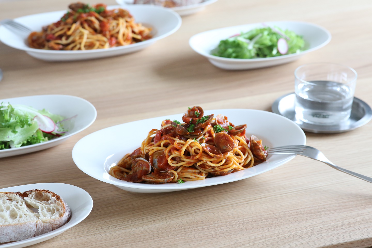 イイホシユミコさんの「オーバルプレート」に新色dew whiteが登場