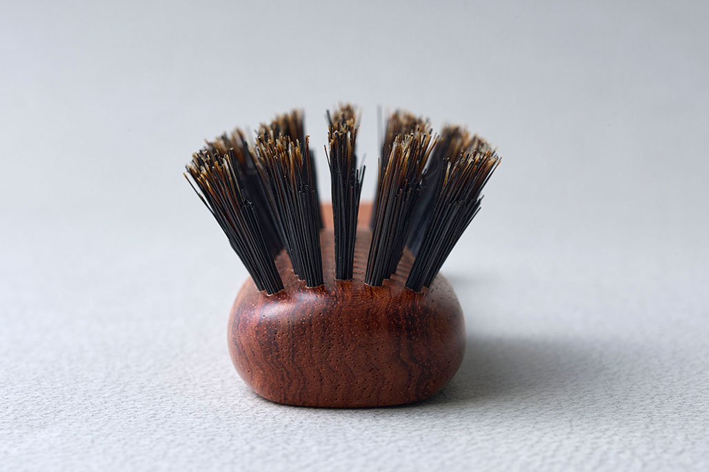 BISYODO天然毛ヘアブラシ ミニ。地肌の血流を促し、キューティクルを