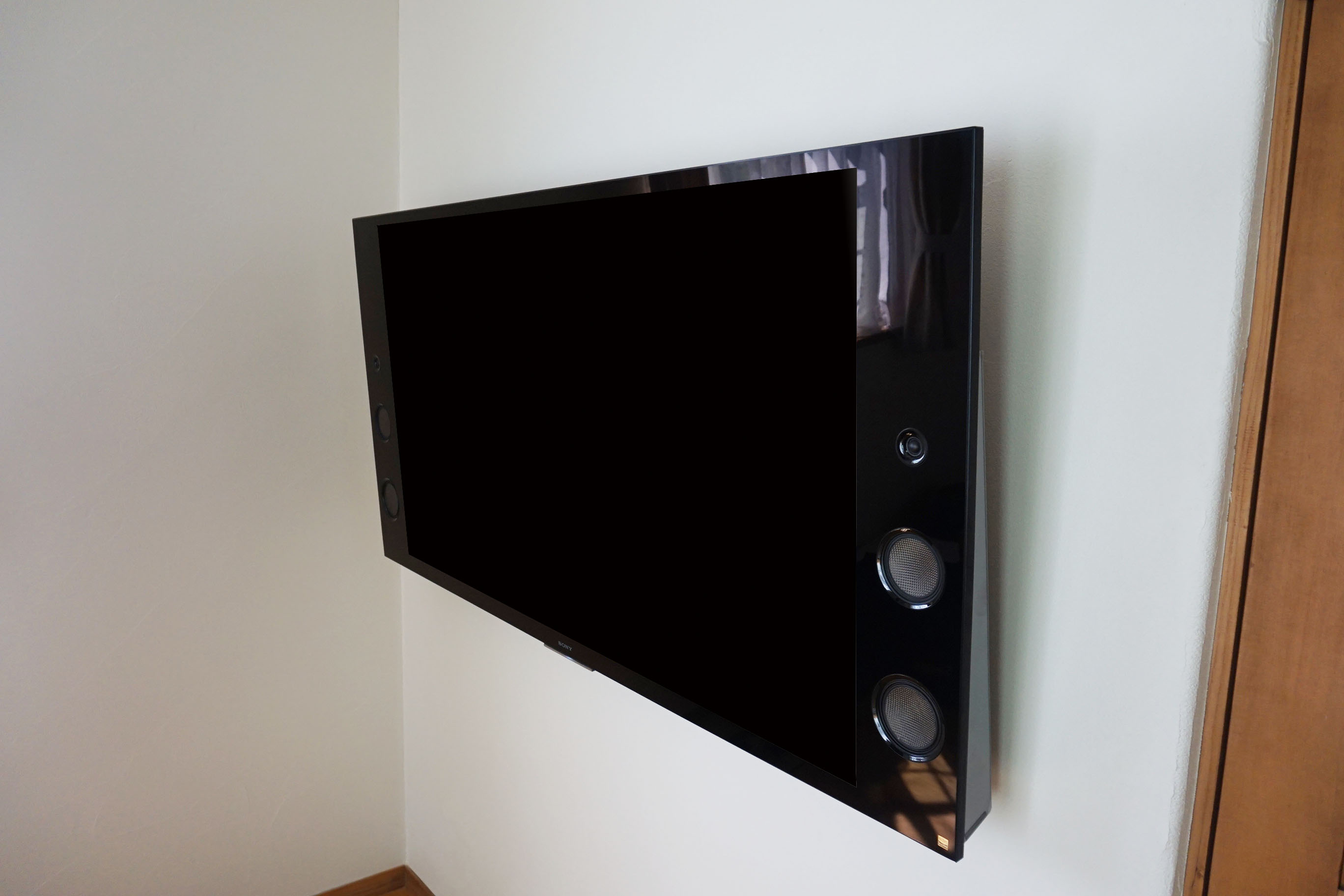 愛知県・尾張旭市でしっくい壁に55インチ・ブラビア「KJ-55X9350D」を