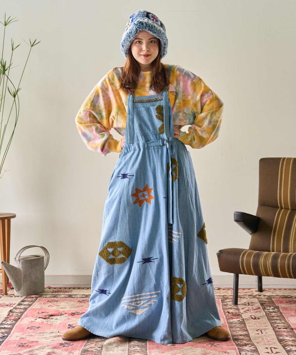 遊牧民の伝統的な刺しゅうや織りを施したこだわりのシリーズ