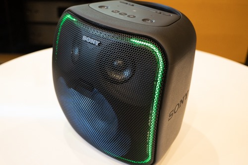 OK Google音声操作対応の、重低音で光るスマートスピーカー「SRS