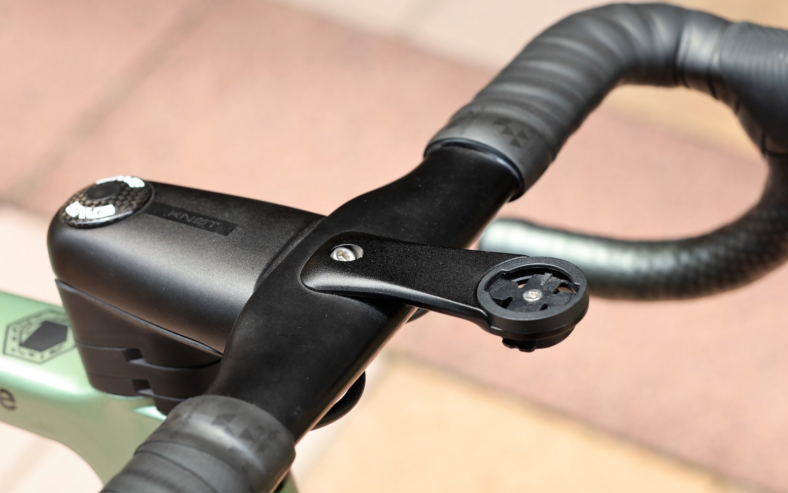 SAVE/KNOTシステムバーにサイコンとライトを装着する方法