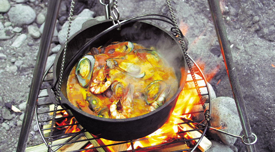 ダッチオーブンで楽しむ秋冬キャンプ おすすめの使い方 | アウトドアお