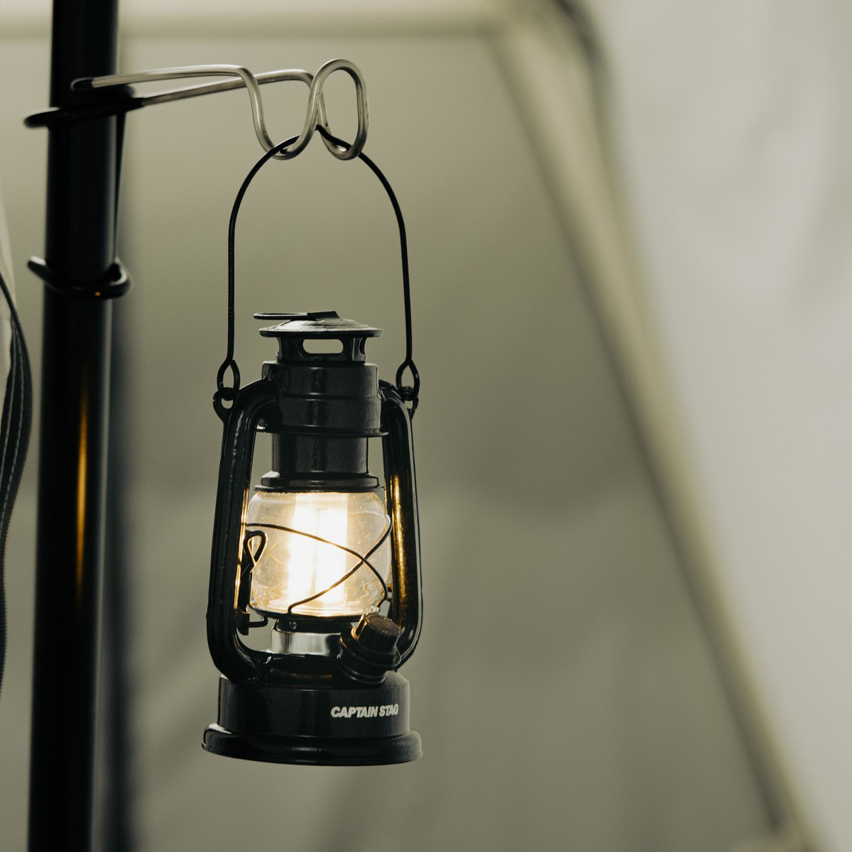 アンティーク暖色LEDランタン（ハンマートン ブラック） - アウトドア