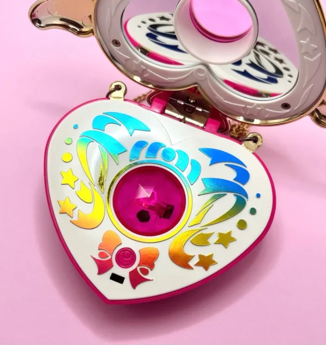 クライシスムーンコンパクト── 90年代女児が憧れた夢の変身アイテム