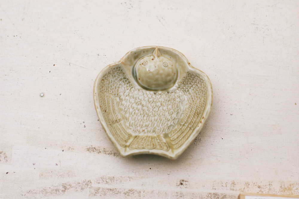 倉敷意匠 ふくら雀の陽刻豆皿(黄瀬戸)