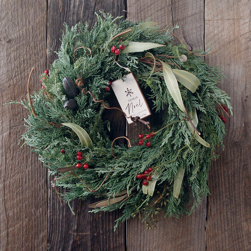 バラの実と針葉樹のフレッシュクリスマスリース｜癒しのボタニカル