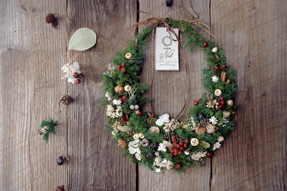 ピラカンサスとブルニアのドロップクリスマスリース｜プリザーブド