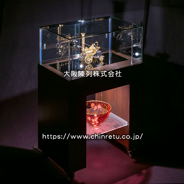ガラスショーケースにおける照明の効果／ショーケース販売の大阪陳列