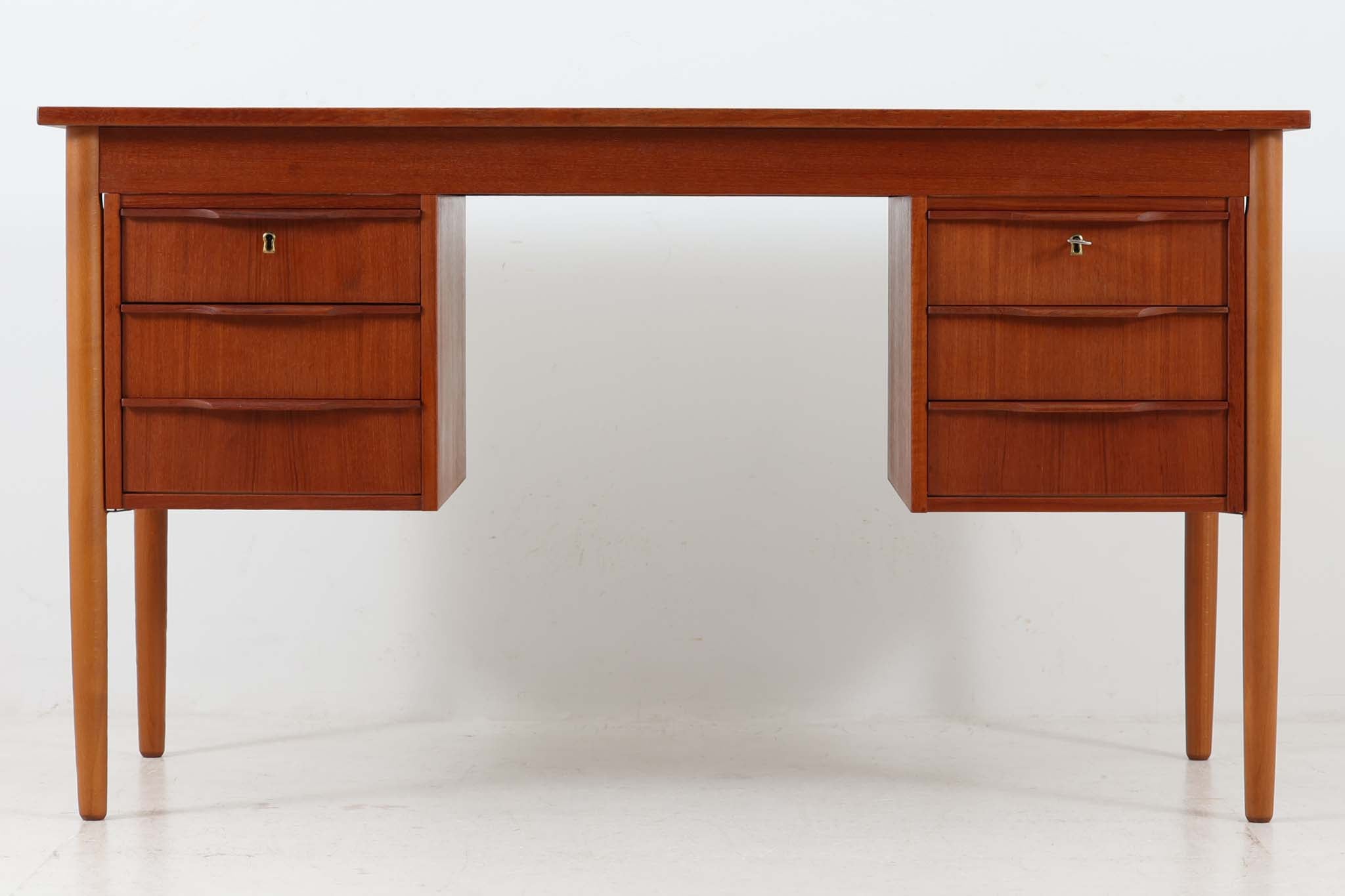 北欧ビンテージ家具デスク | 収納とデザインが融合したアンティークな