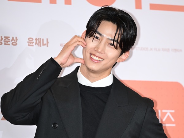 2PMテギョン、4年間交際中の彼女と腕組んでデート！顔も隠さず「普通の