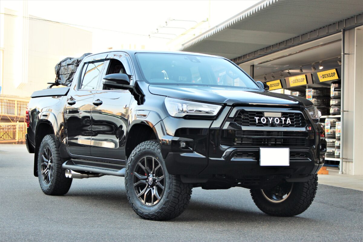 ハイラックスGRスポーツ がタイヤ交換とリフトアップで変身！ | URBAN