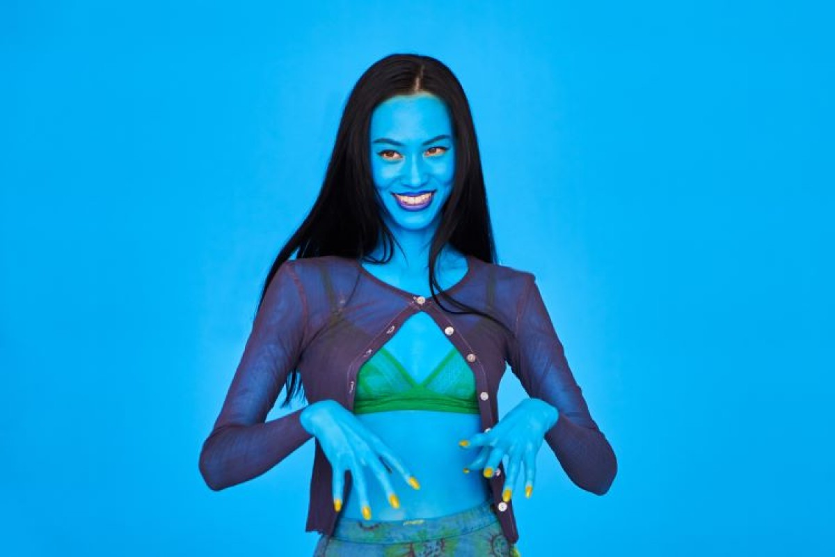 写真）水原希子、ポールダンスや衝撃の全身青塗り姿も “ディープな趣味