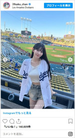 LE SSERAFIM」宮脇咲良がドジャースタジアムに登場 ユニフォーム