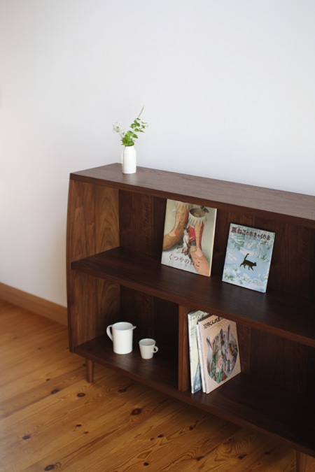 家具工房クラポ・ウォールナットのオーダー絵本棚 無垢材・オイル