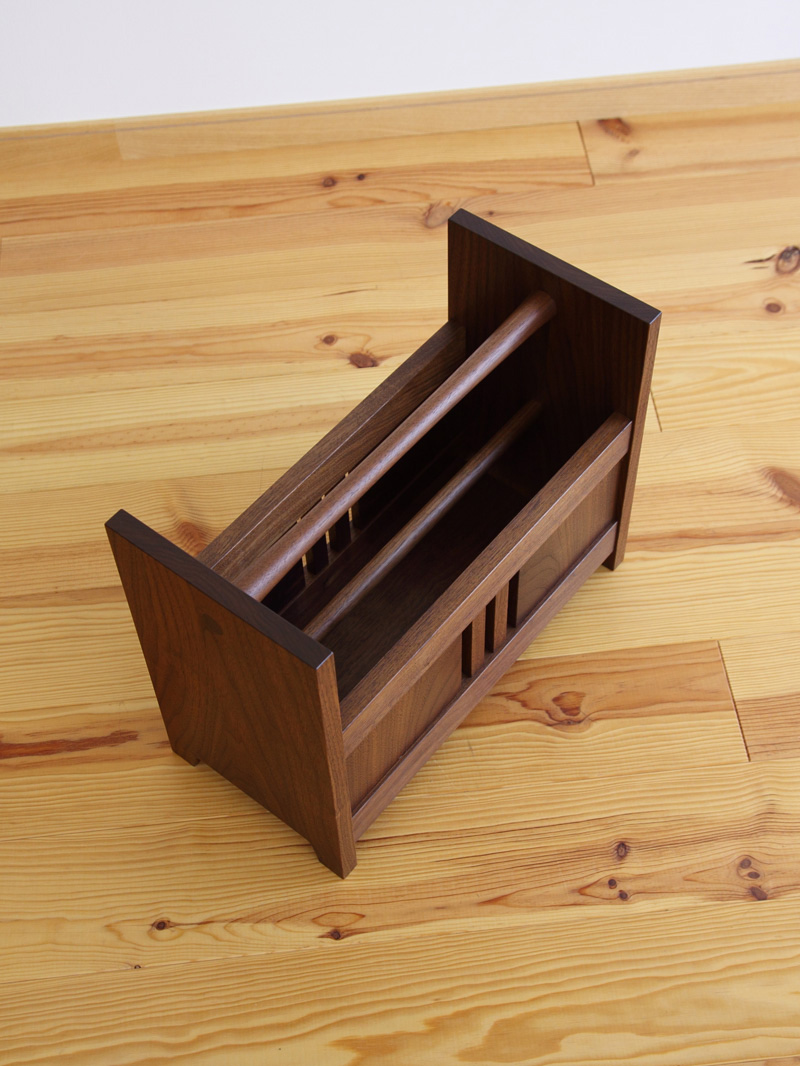 ウォールナット無垢材のマガジンラック O-1 家具工房クラポ