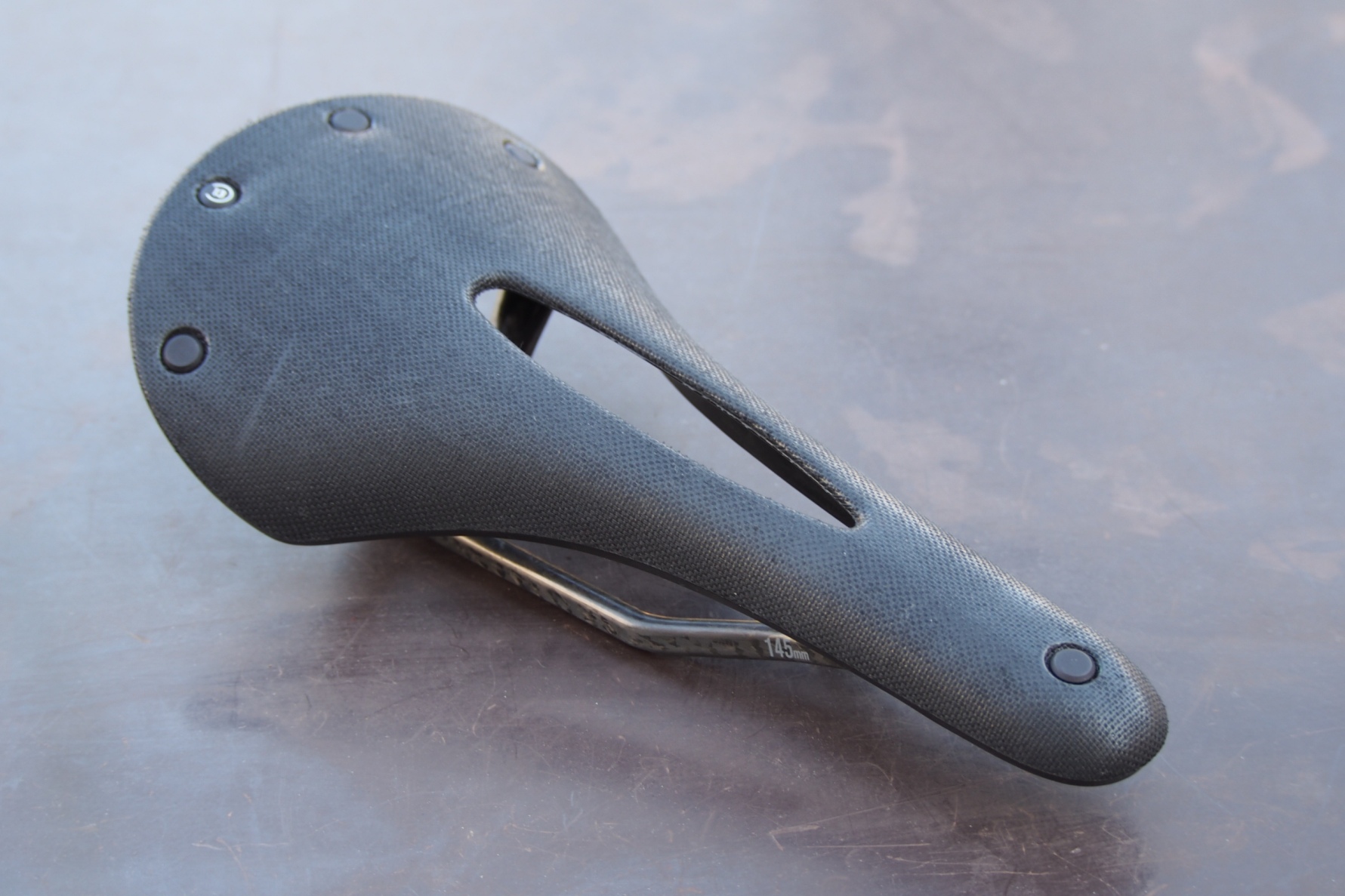 カーボンレール採用のNEWモデル BROOKS【ブルックス】 CAMBIUM