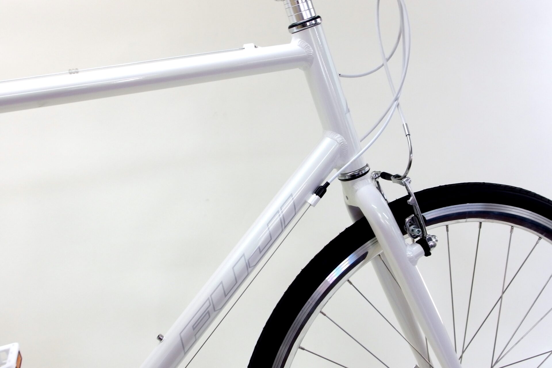シンプルなホワイトカラーのクロスバイク！楽天市場店：オススメ商品