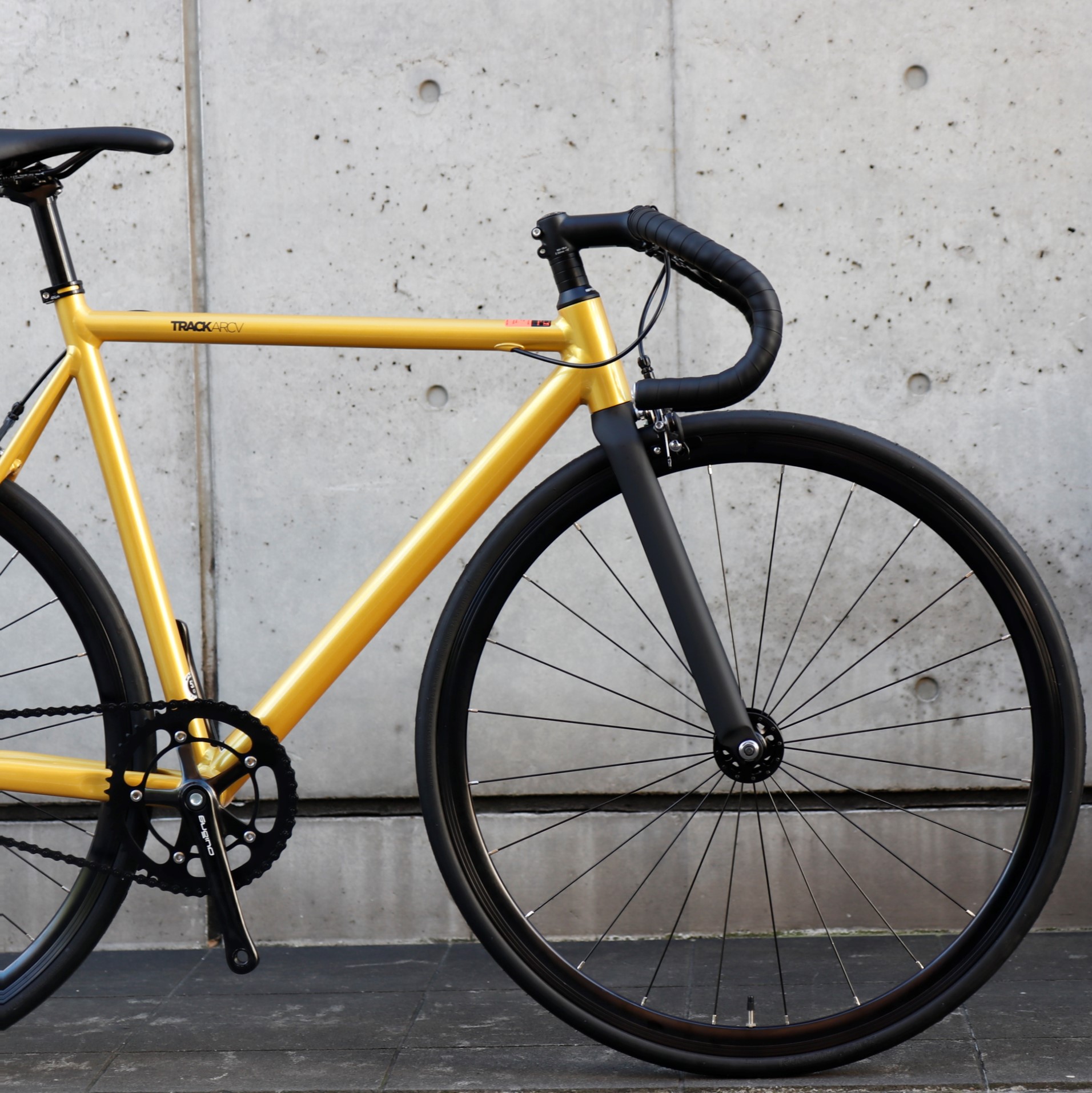 シンプルデザイン＆極太アルミフレームの存在感！！パシュートスタイル