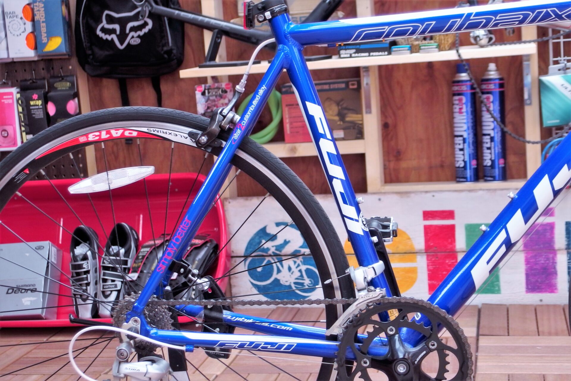 カーボンフロントフォークで振動吸収性のことも配慮した順行性の高い