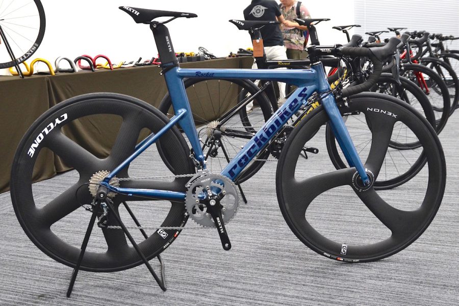 さらに大胆なエアロデザインとなったROCKBIKESのアルミロードバイク