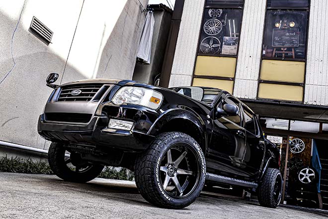 エクスプローラースポーツトラックが履くのは、BACK LABEL ZEAST BST1