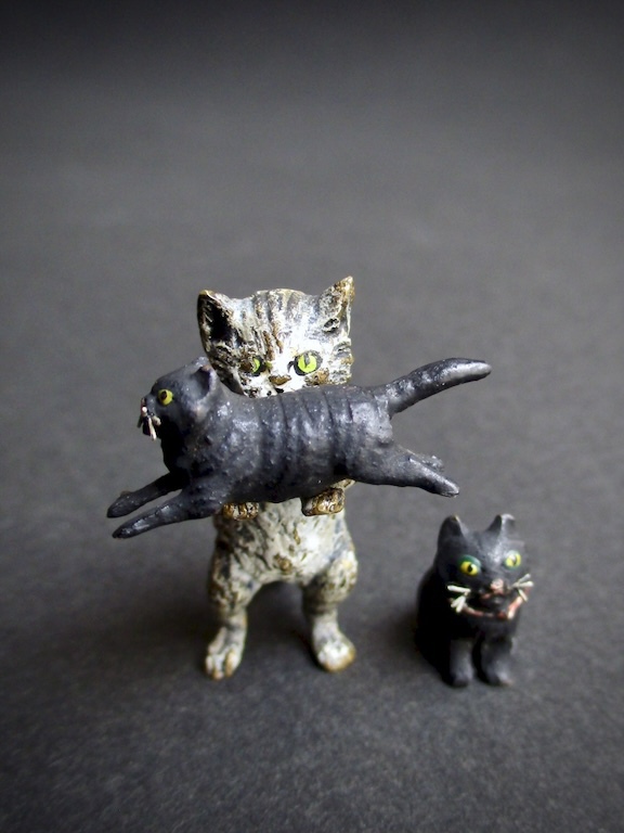 アンティークのヴィエナブロンズ「猫の王国」