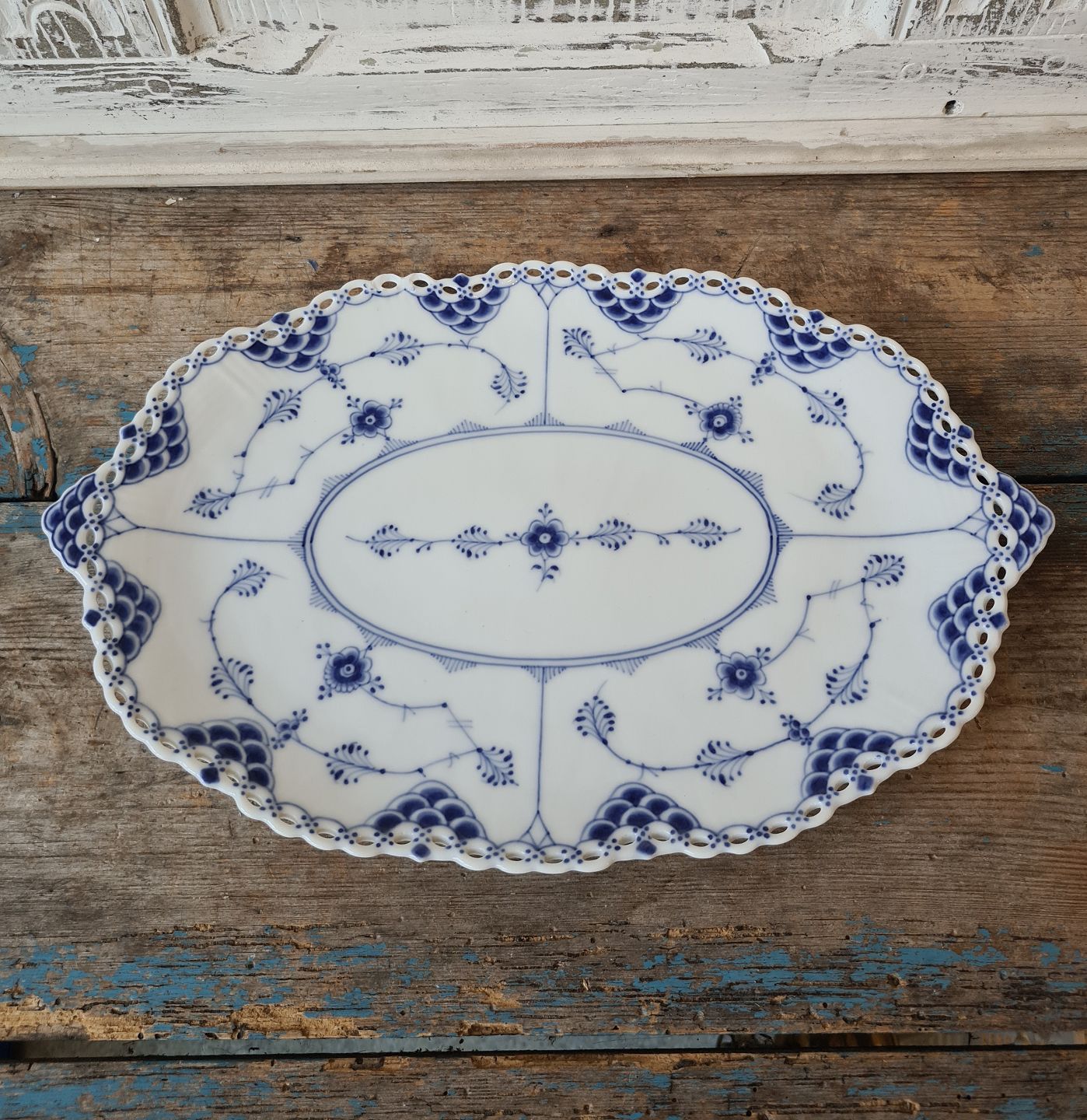 KAD ringen - Royal Copenhagen Blue fluted full lace dish no. 1060