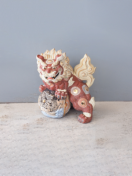 伝統的な獅子の瀬戸物飾品 楽天市場】対獅子 白盛 4.5号 九谷焼 高さ13cm 家の守り神 置物 風水